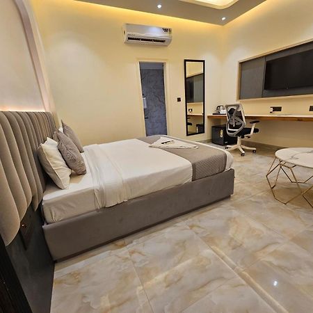 גרייטר נוידה Hotel The Glass House מראה חיצוני תמונה