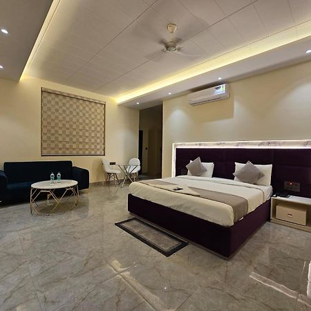 גרייטר נוידה Hotel The Glass House מראה חיצוני תמונה