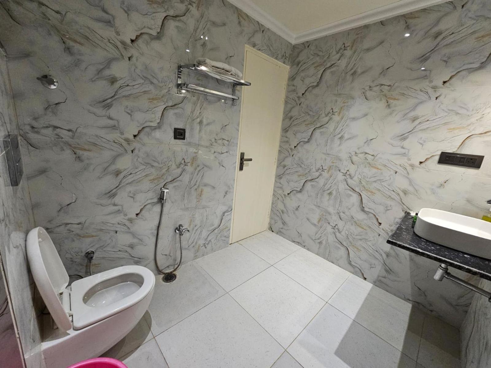גרייטר נוידה Hotel The Glass House מראה חיצוני תמונה
