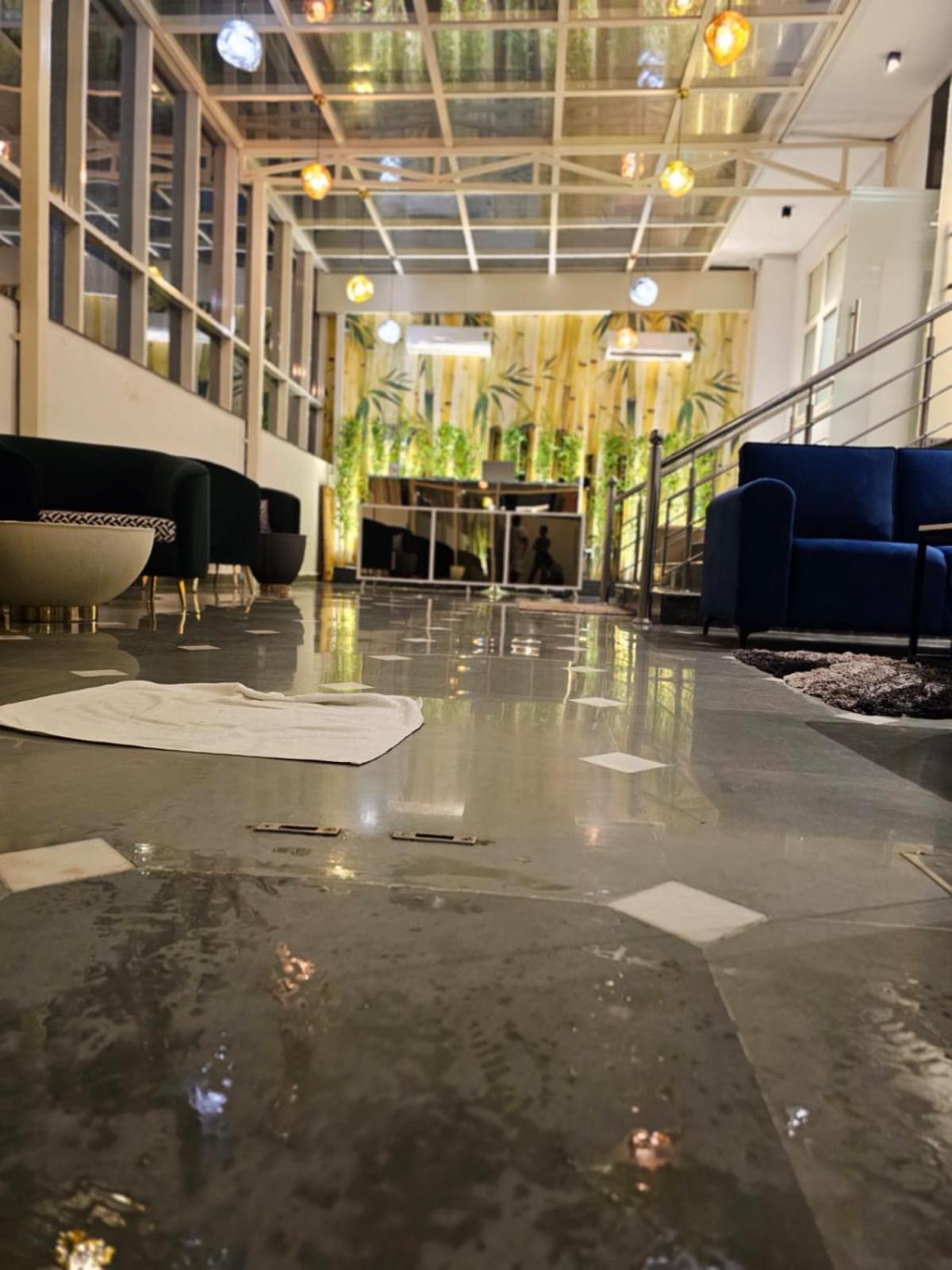 גרייטר נוידה Hotel The Glass House מראה חיצוני תמונה