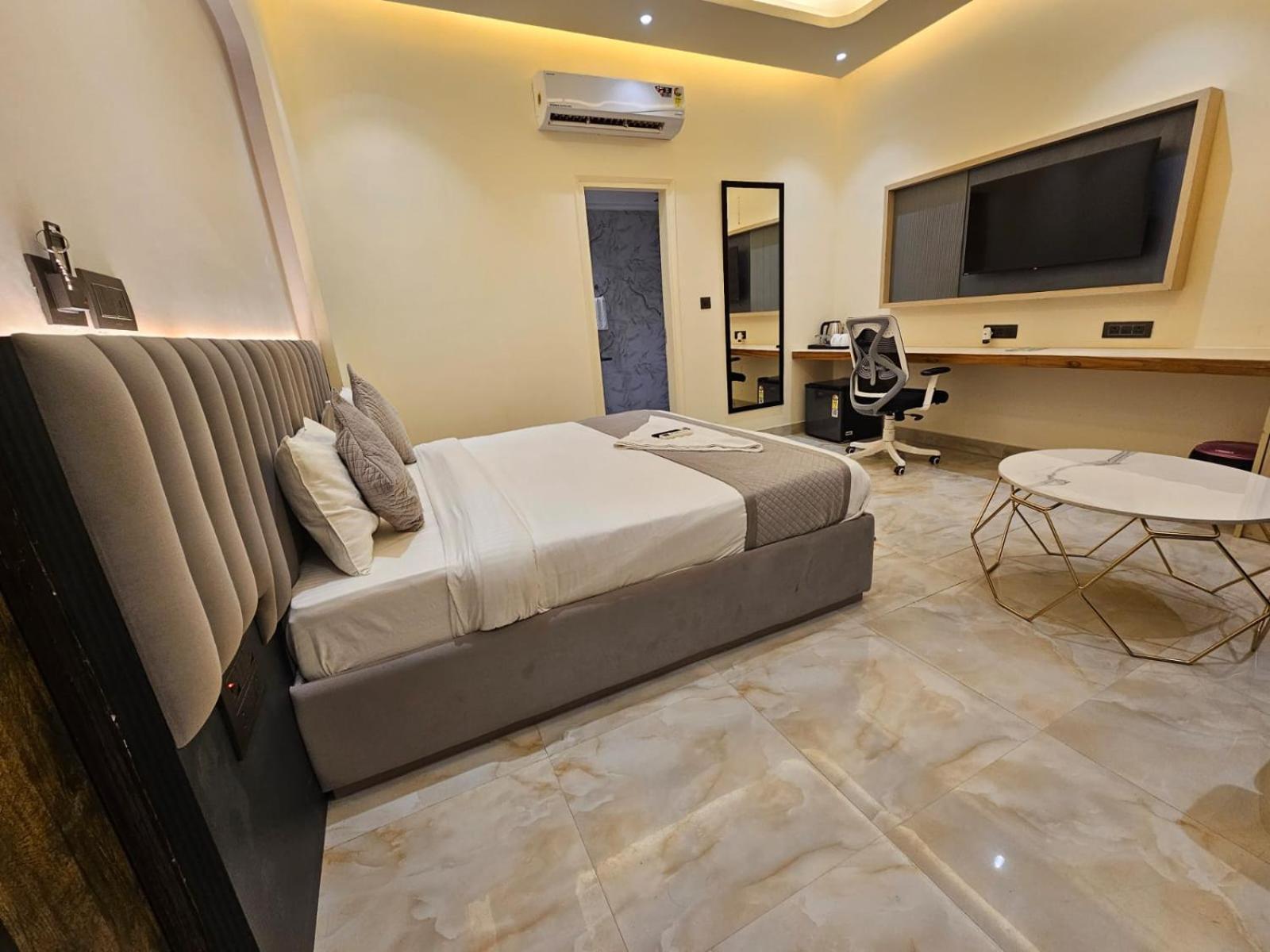 גרייטר נוידה Hotel The Glass House מראה חיצוני תמונה