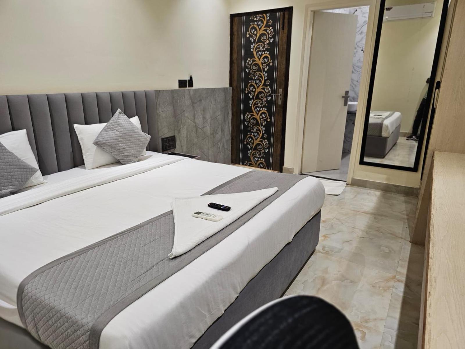 גרייטר נוידה Hotel The Glass House מראה חיצוני תמונה