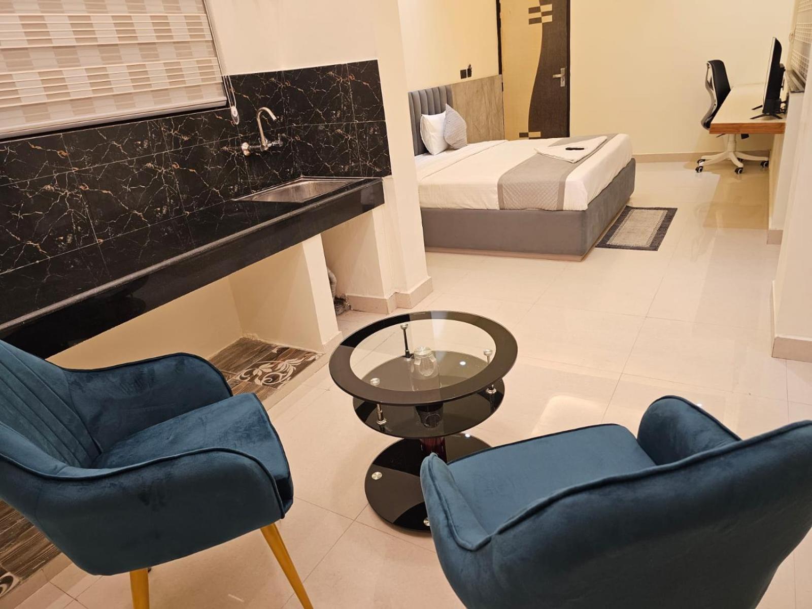 גרייטר נוידה Hotel The Glass House מראה חיצוני תמונה