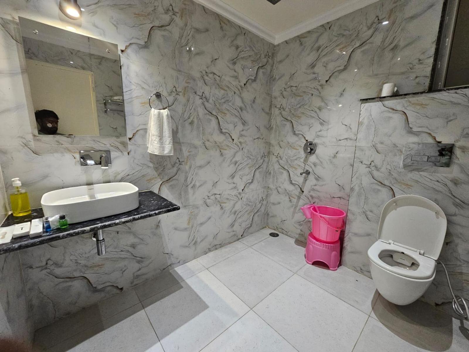 גרייטר נוידה Hotel The Glass House מראה חיצוני תמונה