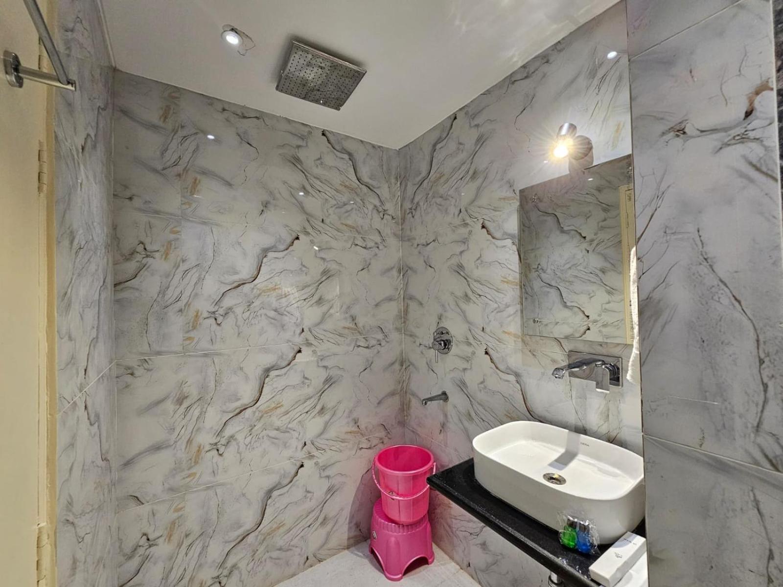 גרייטר נוידה Hotel The Glass House מראה חיצוני תמונה