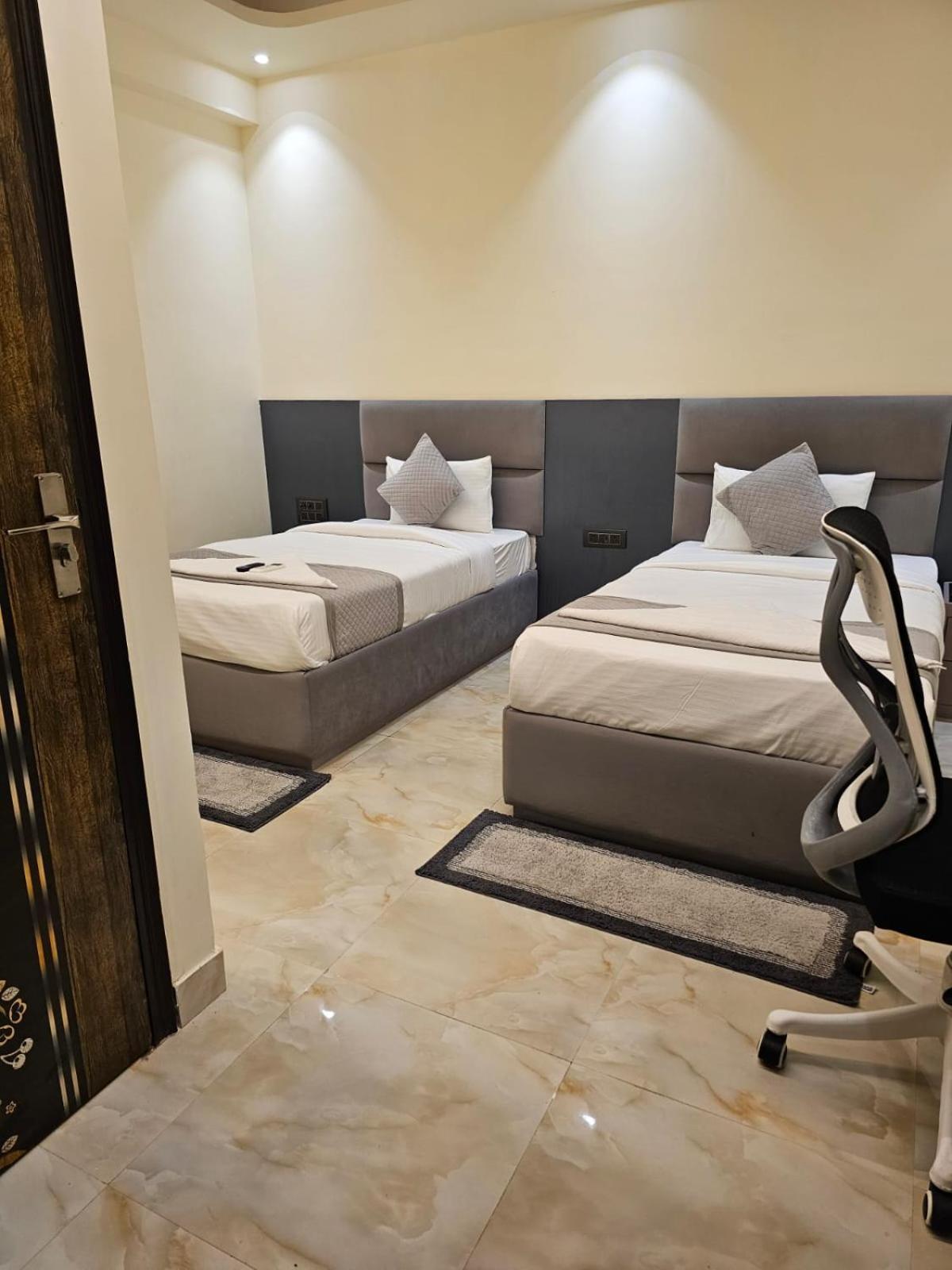 גרייטר נוידה Hotel The Glass House מראה חיצוני תמונה