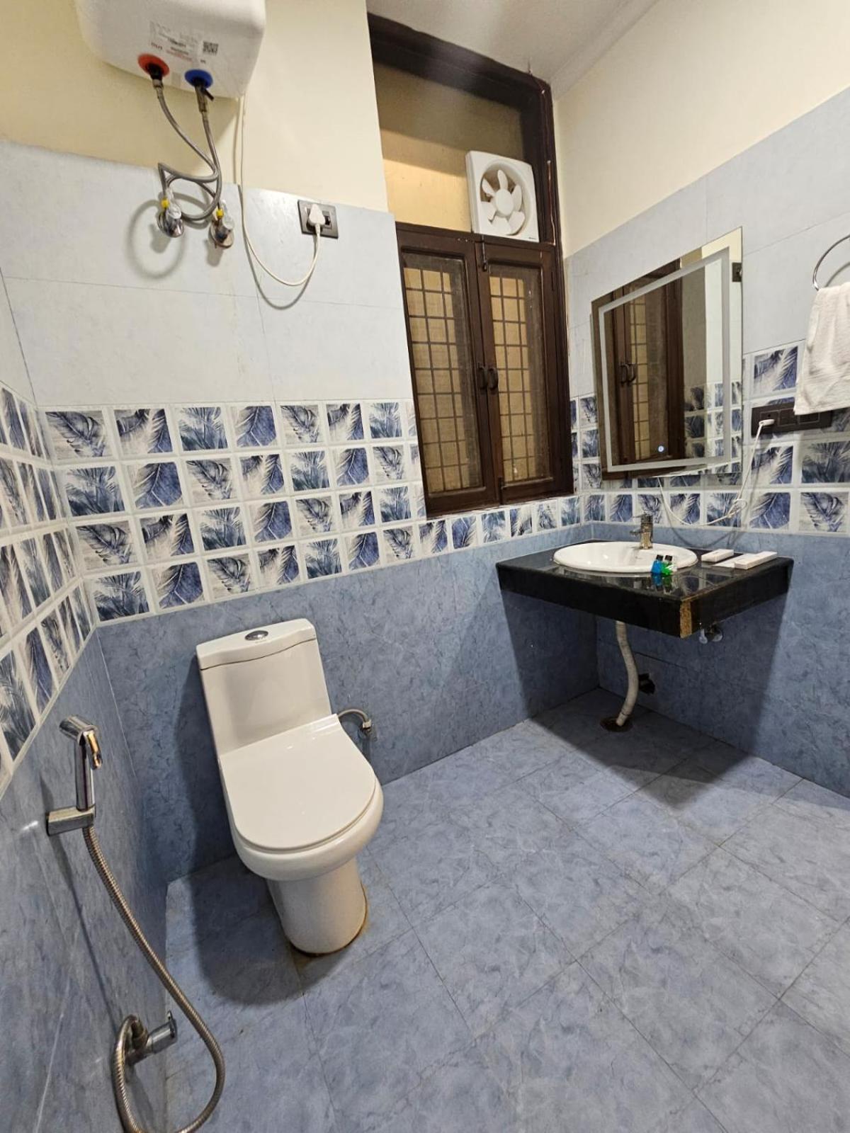 גרייטר נוידה Hotel The Glass House מראה חיצוני תמונה