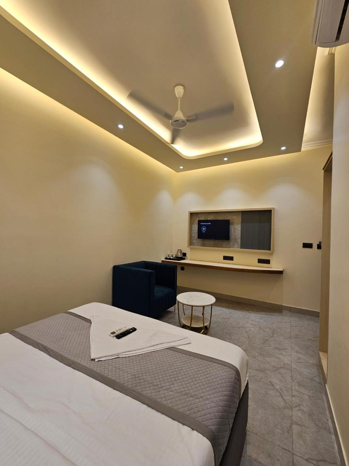 גרייטר נוידה Hotel The Glass House מראה חיצוני תמונה
