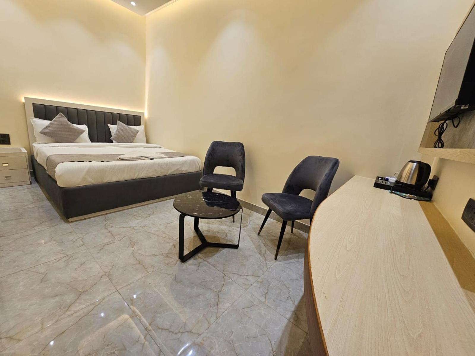 גרייטר נוידה Hotel The Glass House מראה חיצוני תמונה