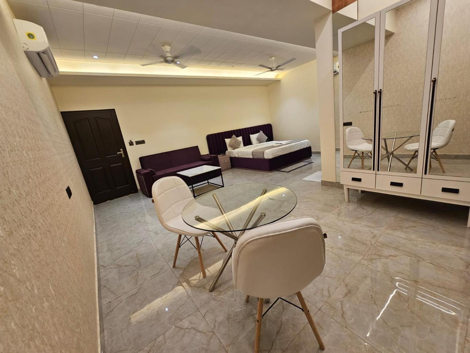 גרייטר נוידה Hotel The Glass House מראה חיצוני תמונה
