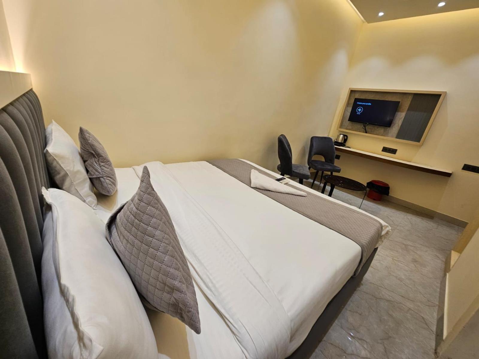 גרייטר נוידה Hotel The Glass House מראה חיצוני תמונה